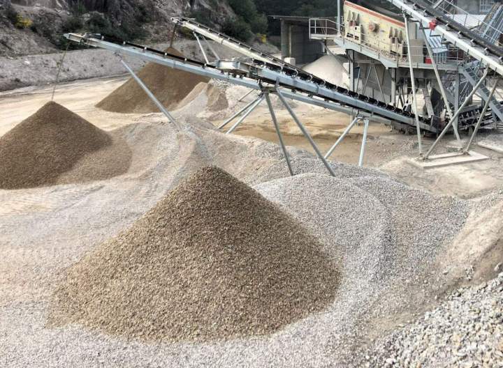 Des sables et des graviers d’une granulométrie précise.